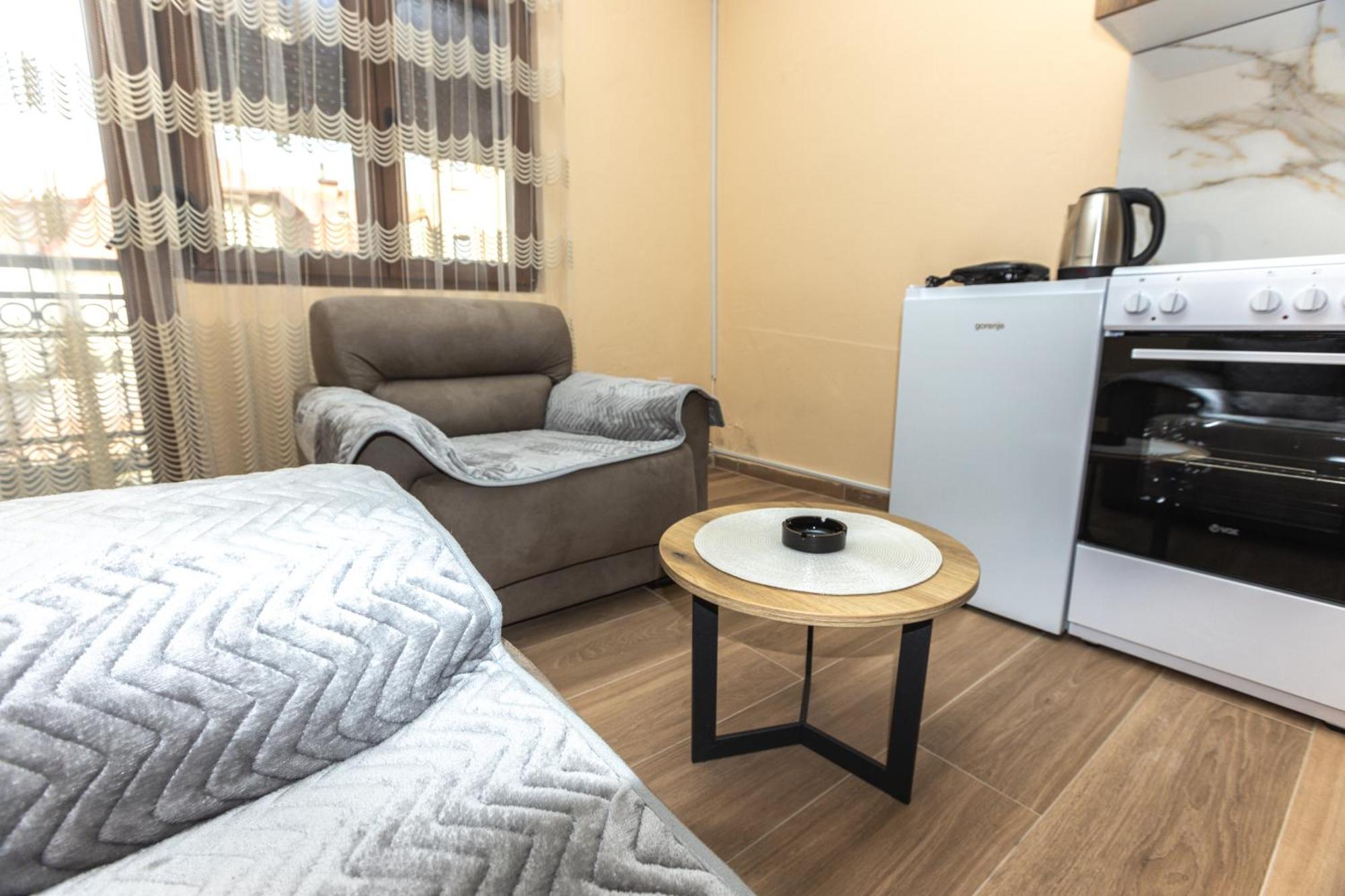 Apartmani Bulevar Cetinje Eksteriør billede