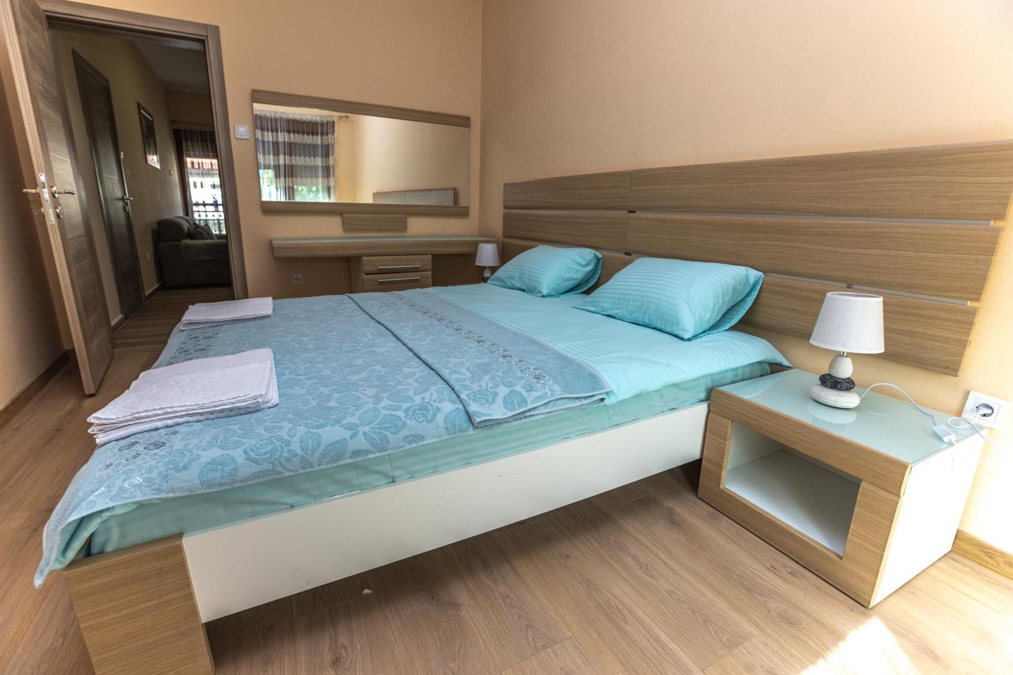 Apartmani Bulevar Cetinje Eksteriør billede
