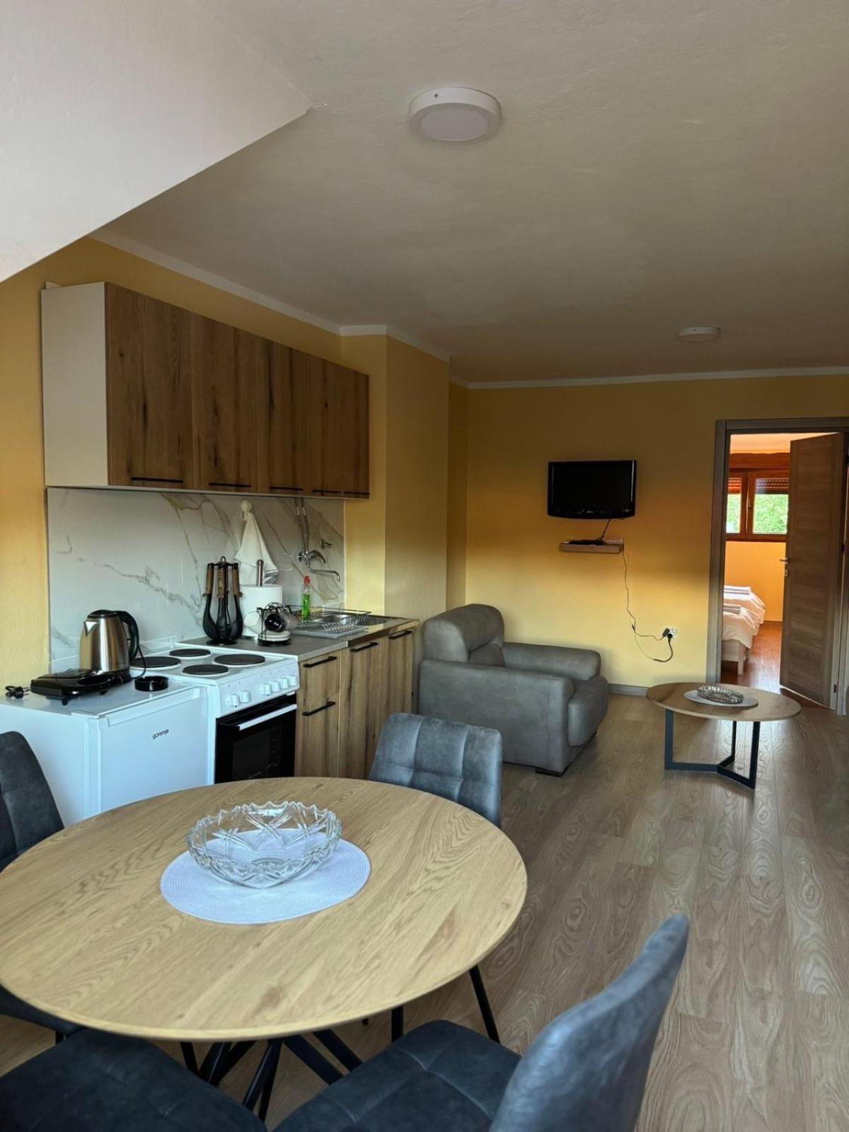 Apartmani Bulevar Cetinje Eksteriør billede